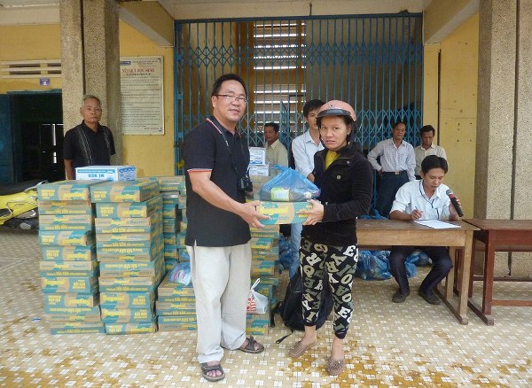 CỨU TRỢ LŨ LỤT TẠI TỈNH QUẢNG NG&Atilde;I