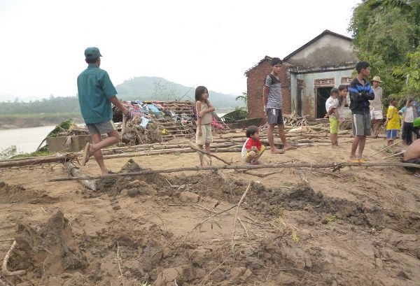CỨU TRỢ LŨ LỤT TẠI TỈNH QUẢNG NG&Atilde;I
