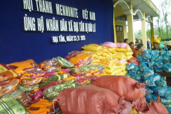 Hội th&aacute;nh Mennonite Việt nam cứu trợ lũ lụt