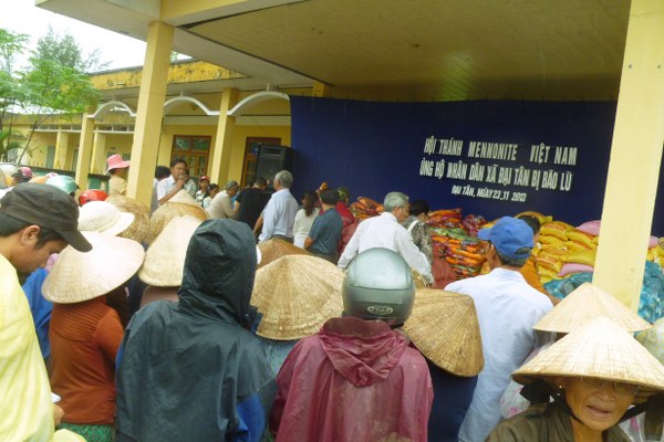 Hội th&aacute;nh Mennonite Việt nam cứu trợ lũ lụt