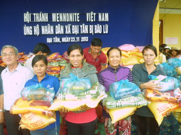 Hội th&aacute;nh Mennonite Việt nam cứu trợ lũ lụt