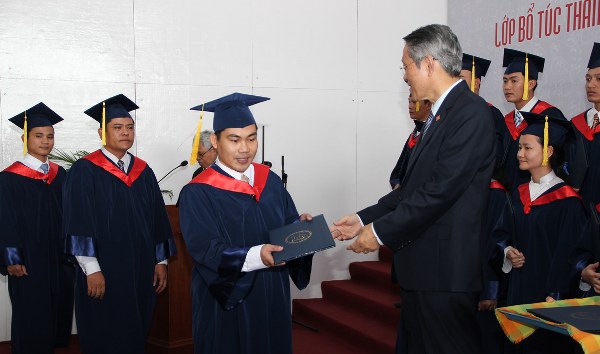 lễ tốt nghiệp th&aacute;nh kinh thần học