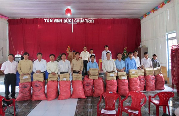 TỈNH ĐĂK N&Ocirc;NG: TẶNG 3.000 PHẦN QU&Agrave; GI&Aacute;NG SINH CHO THIẾU NHI