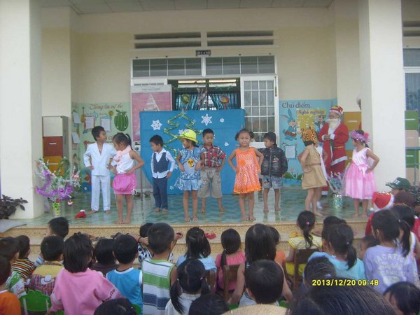 TRUYỀN GIẢNG GIÁNG SINH CHO CÁC EM THIẾU NHI TẠI HỘI THÁNH PHÚ HỮU.