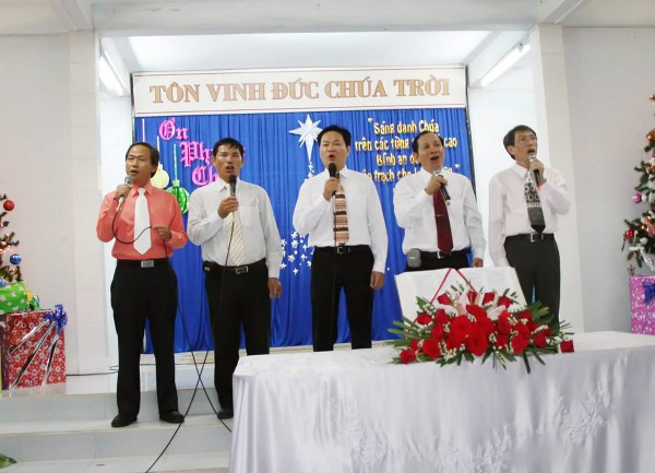 KHÁM CHỮA BỆNH MIỄN PHÍ VÀ TRUYỀN GIẢNG TẠI XÃ TÂN ĐỨC - CÀ MAU.