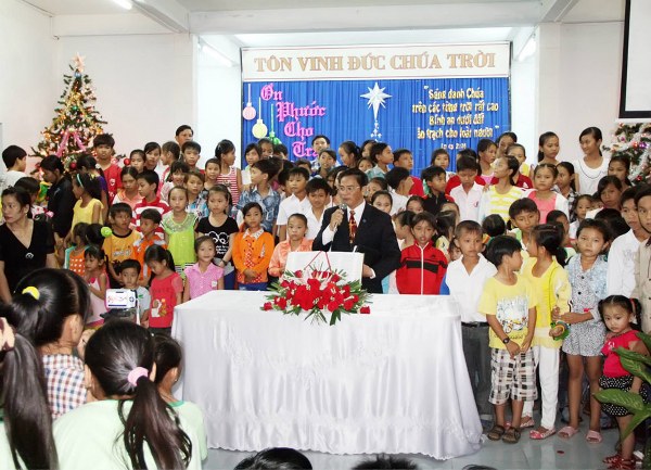 KHÁM CHỮA BỆNH MIỄN PHÍ VÀ TRUYỀN GIẢNG TẠI XÃ TÂN ĐỨC - CÀ MAU.