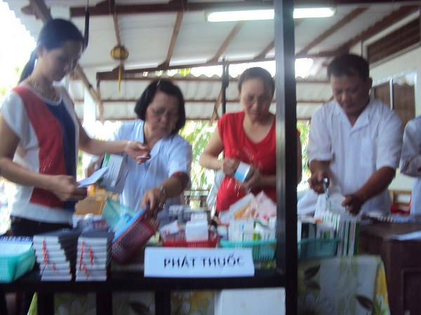 KHÁM CHỮA BỆNH MIỄN PHÍ VÀ TRUYỀN GIẢNG TẠI XÃ TÂN ĐỨC - CÀ MAU.