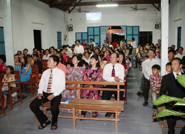KHÁM CHỮA BỆNH MIỄN PHÍ VÀ TRUYỀN GIẢNG TẠI XÃ TÂN ĐỨC - CÀ MAU.