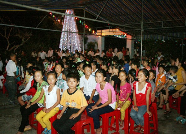 KHÁM CHỮA BỆNH MIỄN PHÍ VÀ TRUYỀN GIẢNG TẠI XÃ TÂN ĐỨC - CÀ MAU.