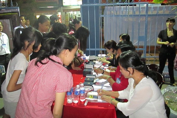 HƠN 150 NGƯỜI TIN NHẬN CH&Uacute;A TRONG Đ&Ecirc;M TRUYỀN GIẢNG GI&Aacute;NG SINH TẠI C&Agrave; MAU