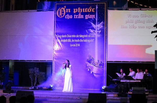 HƠN 150 NGƯỜI TIN NHẬN CH&Uacute;A TRONG Đ&Ecirc;M TRUYỀN GIẢNG GI&Aacute;NG SINH TẠI C&Agrave; MAU