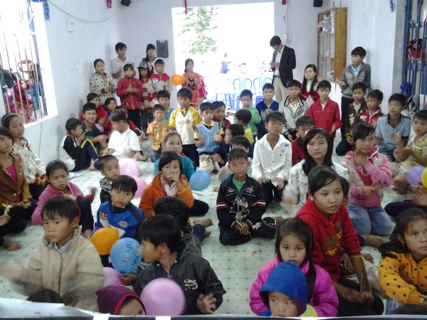 THIẾU NHI MIỀN N&Uacute;I PHƯỚC B&Igrave;NH, QUẢNG NAM ĐƯỢC NGHE TIN L&Agrave;NH