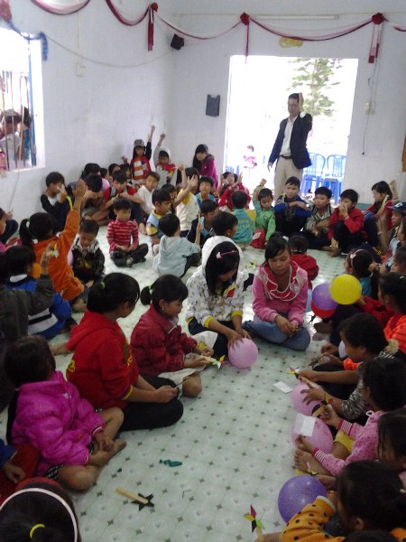 THIẾU NHI MIỀN N&Uacute;I PHƯỚC B&Igrave;NH, QUẢNG NAM ĐƯỢC NGHE TIN L&Agrave;NH