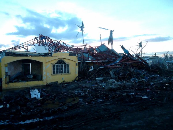 V&agrave;i Ghi Nhận Sau Chuyến Thăm Người D&acirc;n Ở Tacloban &ndash; Philippines Sau B&atilde;o Hải Yến 8/11/2013