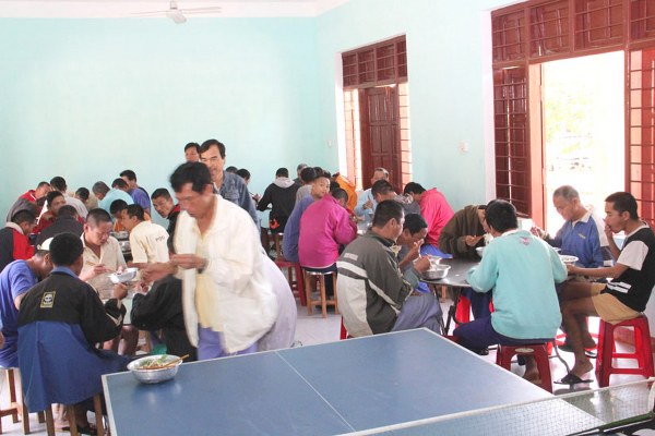 BỮA ĂN CUỐI NĂM (AL) CHO NGƯỜI T&Acirc;M THẦN TẠI QUẢNG NAM.