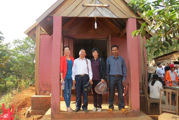 TỈNH ĐĂK NÔNG: QUÀ YÊU THƯƠNG ĐẾN VỚI BỆNH NHÂN PHONG