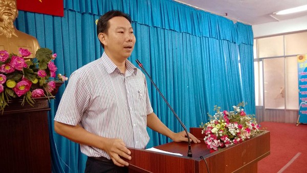 PHÁT QUÀ CHO NGƯỜI NGHÈO TẠI PHƯỜNG 14, QUẬN 10, NHÂN DỊP TẾT GIÁP NGỌ 2014.