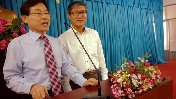 PHÁT QUÀ CHO NGƯỜI NGHÈO TẠI PHƯỜNG 14, QUẬN 10, NHÂN DỊP TẾT GIÁP NGỌ 2014.