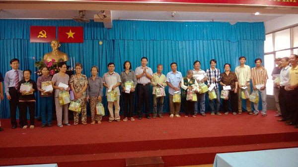 PHÁT QUÀ CHO NGƯỜI NGHÈO TẠI PHƯỜNG 14, QUẬN 10, NHÂN DỊP TẾT GIÁP NGỌ 2014.