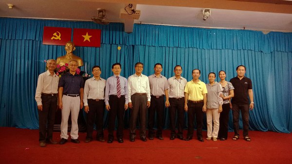 PHÁT QUÀ CHO NGƯỜI NGHÈO TẠI PHƯỜNG 14, QUẬN 10, NHÂN DỊP TẾT GIÁP NGỌ 2014.