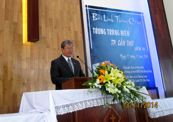 MS L&ecirc; Ho&agrave;ng Long cầu nguyện d&acirc;ng chương tr&igrave;nh l&ecirc;n cho Ch&uacute;a