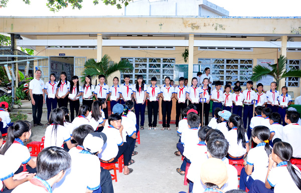 HỘI THÁNH KẾ SÁCH TRAO HỌC BỔNG CHO HỌC SINH TRONG HUYỆN KẾ SÁCH