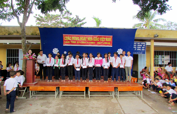 HỘI THÁNH KẾ SÁCH TRAO HỌC BỔNG CHO HỌC SINH TRONG HUYỆN KẾ SÁCH