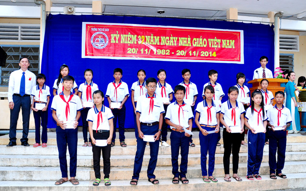 HỘI THÁNH KẾ SÁCH TRAO HỌC BỔNG CHO HỌC SINH TRONG HUYỆN KẾ SÁCH