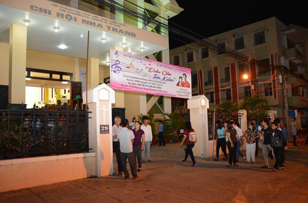 Đ&Ecirc;M TH&Aacute;NH NHẠC TRUYỀN GIẢNG TẠI NHA TRANG
