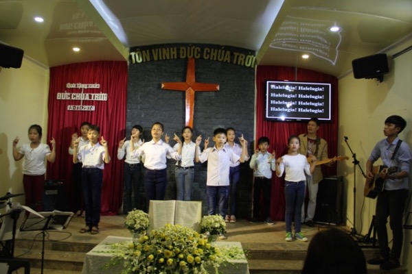 Lễ Cảm Tạ V&agrave; Cung Hiến Tại HTTL M&oacute;ng C&aacute;i