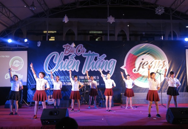 Hơn 25 thân hữu tiếp nhận Chúa qua đêm Truyền giảng “Bài Ca Chiến Thắng”