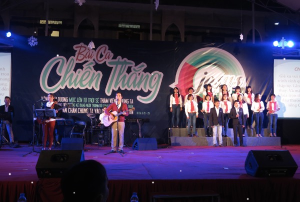 Hơn 25 thân hữu tiếp nhận Chúa qua đêm Truyền giảng “Bài Ca Chiến Thắng”