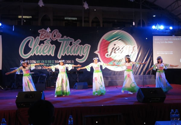 Hơn 25 thân hữu tiếp nhận Chúa qua đêm Truyền giảng “Bài Ca Chiến Thắng”