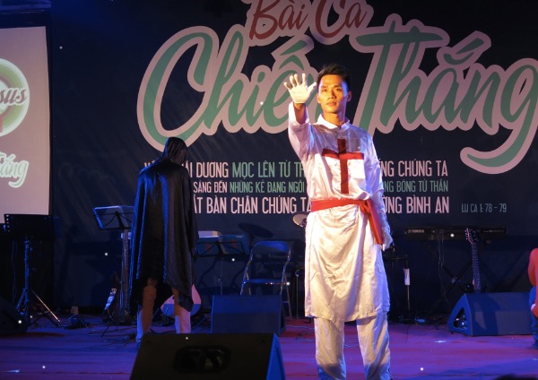 Hơn 25 thân hữu tiếp nhận Chúa qua đêm Truyền giảng “Bài Ca Chiến Thắng”
