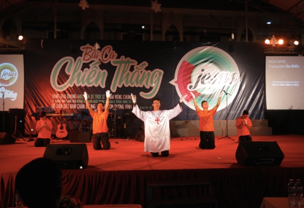 Hơn 25 thân hữu tiếp nhận Chúa qua đêm Truyền giảng “Bài Ca Chiến Thắng”