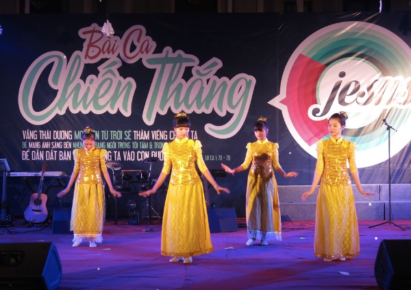 Hơn 25 thân hữu tiếp nhận Chúa qua đêm Truyền giảng “Bài Ca Chiến Thắng”