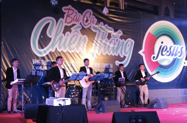 Hơn 25 thân hữu tiếp nhận Chúa qua đêm Truyền giảng “Bài Ca Chiến Thắng”
