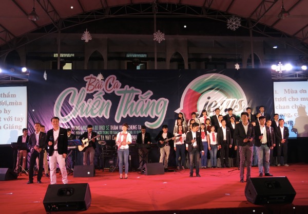 Hơn 25 thân hữu tiếp nhận Chúa qua đêm Truyền giảng “Bài Ca Chiến Thắng”
