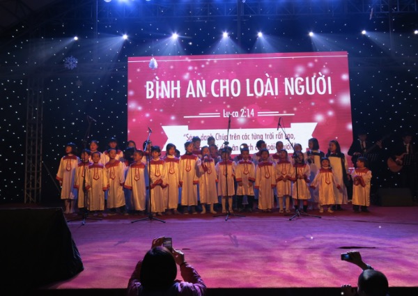 105 Th&acirc;n hữu tiếp nhận Ch&uacute;a trong đ&ecirc;m Gi&aacute;ng Sinh tại HTTL H&agrave; Nội