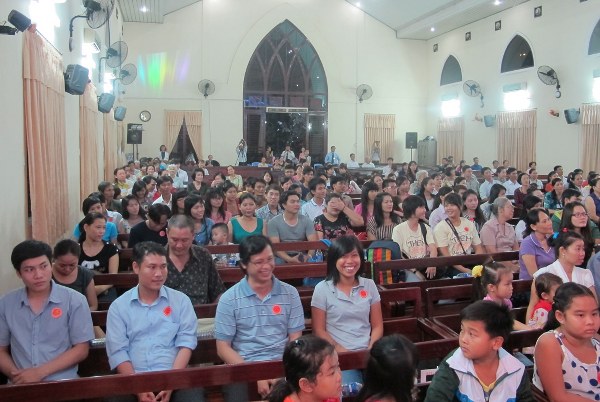 HỘI TH&Aacute;NH THỦ ĐỨC: 66 NGƯỜI TIN CH&Uacute;A TRONG Đ&Ecirc;M TRUYỀN GIẢNG