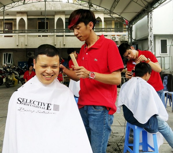 Hội Thánh Hà Nội cắt tóc từ thiện