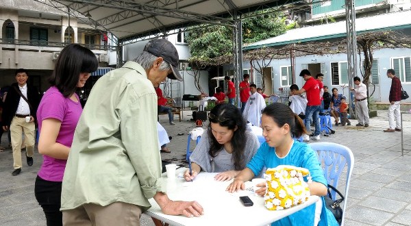 Hội Thánh Hà Nội cắt tóc từ thiện