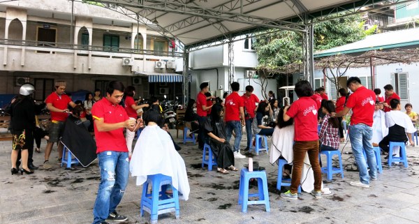 Hội Thánh Hà Nội cắt tóc từ thiện