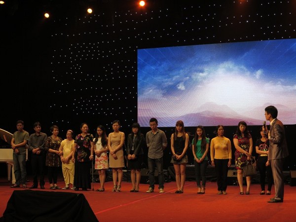 Ban h&aacute;t t&ocirc;n vinh Ch&uacute;a