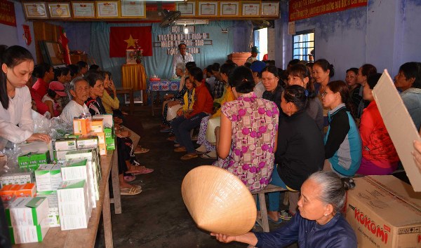 KH&Aacute;M BỆNH CHO NGƯỜI D&Acirc;N TẠI HUYỆN VẠN NINH, KH&Aacute;NH H&Ograve;A