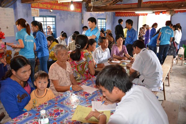 KH&Aacute;M BỆNH CHO NGƯỜI D&Acirc;N TẠI HUYỆN VẠN NINH, KH&Aacute;NH H&Ograve;A