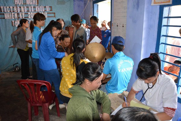 KH&Aacute;M BỆNH CHO NGƯỜI D&Acirc;N TẠI HUYỆN VẠN NINH, KH&Aacute;NH H&Ograve;A