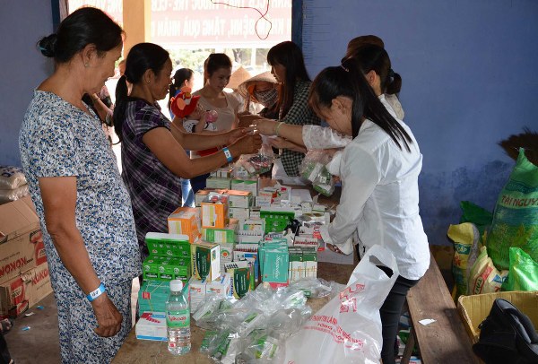 KH&Aacute;M BỆNH CHO NGƯỜI D&Acirc;N TẠI HUYỆN VẠN NINH, KH&Aacute;NH H&Ograve;A