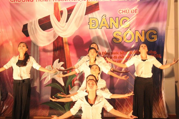 Nh&oacute;m m&uacute;a Chiếc Cầu: