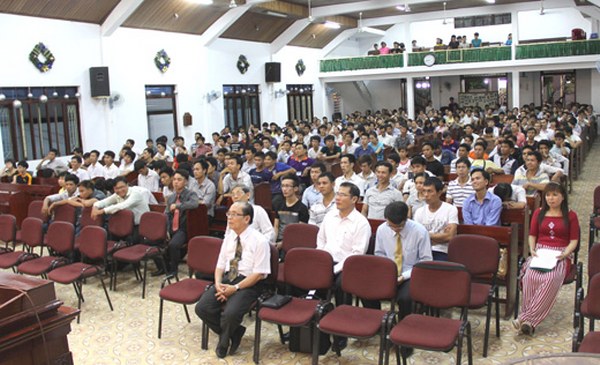 TRUYỀN GIẢNG TẠI NH&Agrave; THỜ TIN L&Agrave;NH TAM KỲ